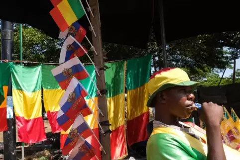 In Malis Hauptstadt Bamako werden vermehrt russische Flaggen zum Kauf angeboten, seit die Wagner-Söldner in dem Land aktiv sind.