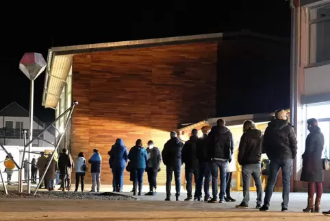 An der Grundschule – hier die Schulturnhalle bei einer Impfaktion vor anderthalb Jahren im – fahren viele Autos zu schnell kriti