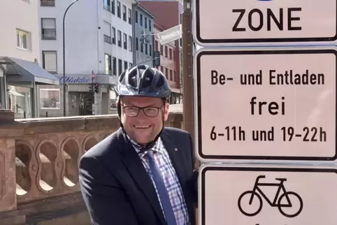 Oberbürgermeister Markus Zwick bei der Freigabe des Schildes, das Radfahrern zu bestimmten Zeitenerlaubt, in der Fußgängerzone z