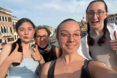 Beim Urlaub in Italien: Juliette Kauffmann (vorne) mit ihren Gastschwestern Charlotte (links) und Helena (rechts) sowie ihrer Ga