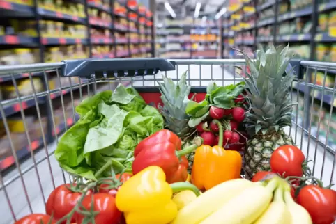 Drei Frauen werden verdächtigt, den Supermarkt mit vollen Körben über den Eingang verlassen zu haben, ohne zu bezahlen. 