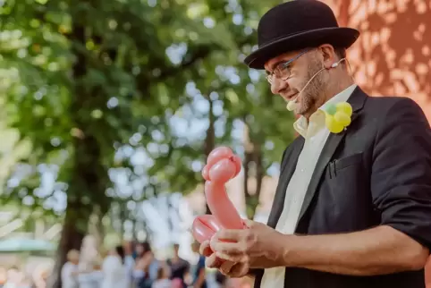 Ballonkünstler Volker Rudolph wird bei der Kunst- und Einkaufsnacht für Kinder kleine Kunstwerke zaubern. 