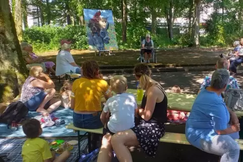 Das Märchen „Bremer Stadtmusikanten“ wird beim Märchen-Picknick im Bürgerpark vorgelesen. 