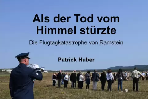 Auf dem Buch-Cover ist unter anderem ein Foto abgebildet, das Hinterbliebene beim Gedenktag in Ramstein zeigt.