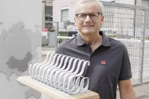 Stefan Weber präsentiert ein Modell der Bänke, die Aco Guss der Stadt Kaiserslautern schenkt. 