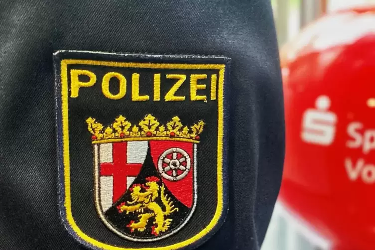 Polizei und Sparkasse haben sich zusammengetan, um Senioren über die Maschen von Trickbetrügern zu informieren.