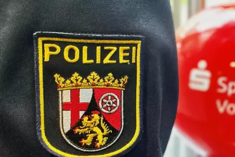 Polizei und Sparkasse haben sich zusammengetan, um Senioren über die Maschen von Trickbetrügern zu informieren.