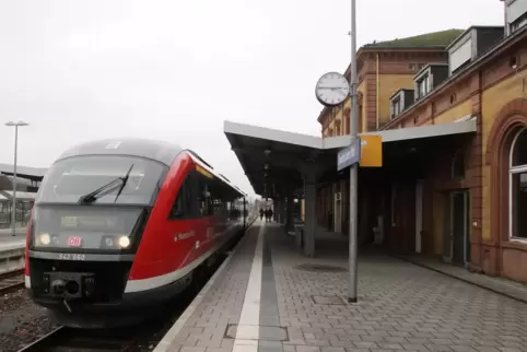 Ein Regionalzug hält am Zweibrücker Hauptbahnhof.