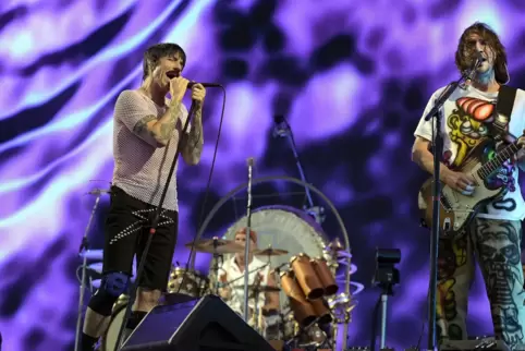 Alles so schön bunt hier: (von links) Peppers-Sänger Anthony Kiedis, Drummer Chad Smith und Gitarrist John Frusciante.