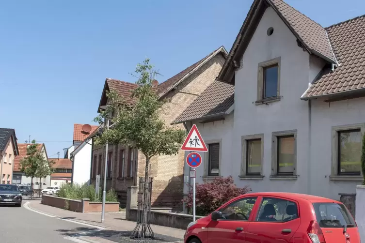 Fr&uuml;heres kirchliches Areal in der Schlo&szlig;g&auml;rtenstra&szlig;e: Rechts das fr&uuml;here Pfarrheim - bis vor kurzem noch Bibliothek &ndash;, links etw