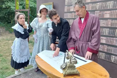 Männersache: Martin Werner (r. Klaus Beckerle) sieht sich die neuen Fabrikpläne seiner Architekten Ernst Auer an (Cameron Streng