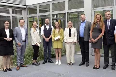  Förderpreisverleihung (von links): Dekanin Birgit Angermayer, Preisträger Sebastian Winkler, Laura Thalhammer, Simon Froschhäus