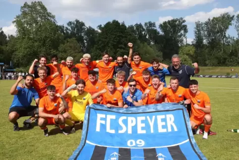 Momente des Triumphes: Der FC Speyer 09 II feiert nach dem Sieg im Entscheidungsspiel von Heiligenstein.