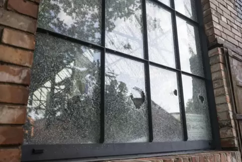 Die beschädigten Fenster am Rammstein-Firmensitz.
