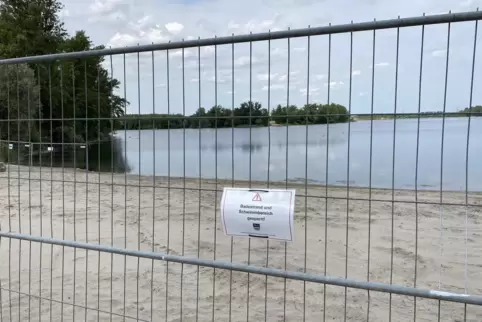 Die umfangreiche Absperrung des Badestrands am Silbersee ist aus Sicher der Kreisverwaltung gerechtfertigt. 