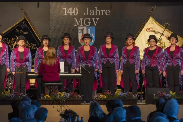 Der Frauenchor im April bei der Jubiläumsfeier des MGV Kerzenheim.