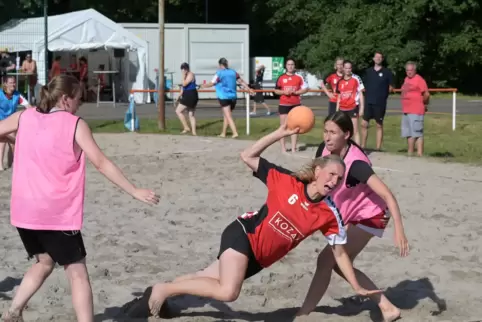 Gut bespielbarer Untergrund: SG Rheinauen gegen TSG Leila.