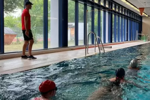 200 Meter mussten alle Teilnehmer im Schulbadschwimmen.