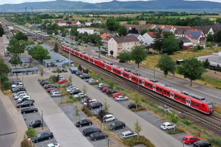 Die erweiterte Park-and-ride-Fläche am Bahnhof wird bereits rege genutzt. 