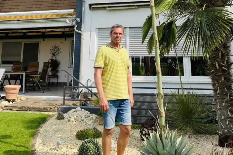 Nicht mal halb so gro&szlig; wie die Agave ist ihr stolzer Besitzer Uli Beier. 