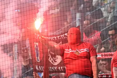 33. Spieltag – Lauterer Fans entzünden beim Spielbeginn Pyrotechnik.