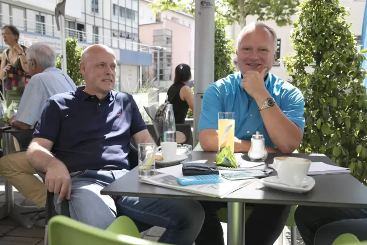 Da war noch alles eitel Sonnenschein: Uwe Leitheiser (links) zusammen mit Polizeipr&auml;sident Michael Denne im Juni 2017 im Sommerc