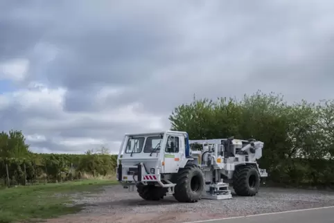 Vibro-Truck: Die Metallplatte bringt den Boden zum Schwingen. 