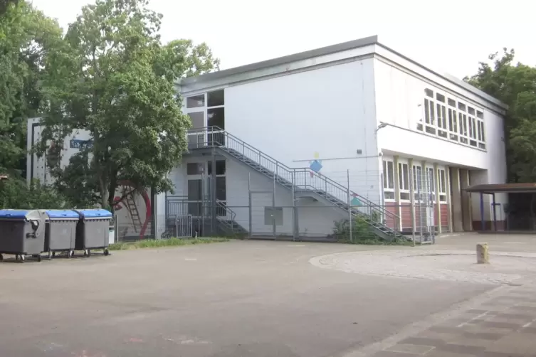 Schulhöfe – hier im Bild die Mozartschule Rheingönheim – gleichen nicht selten einer Betonwüste.