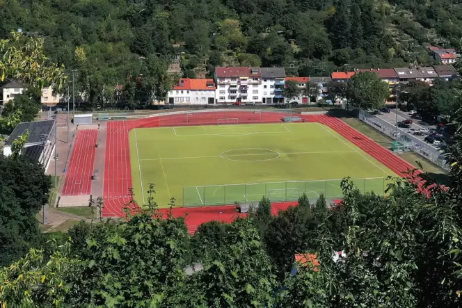 Den Kunstrasen im Neustadter Stadion teilen sich ab 2024 die Fußballer des SV Schöntal und des VfL Neustadt.