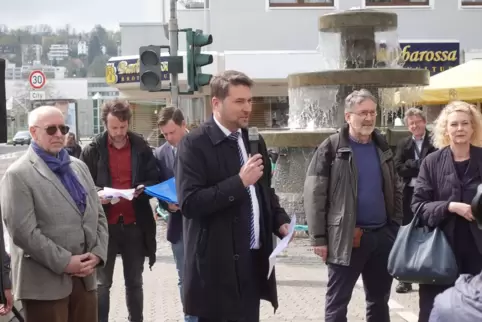 Saarbrückens OB Uwe Conradt (mit Mikro) bei der Erweiterung der Fußgängerzone. Die Stadt erhofft sich durch das Projekt mehr Leb