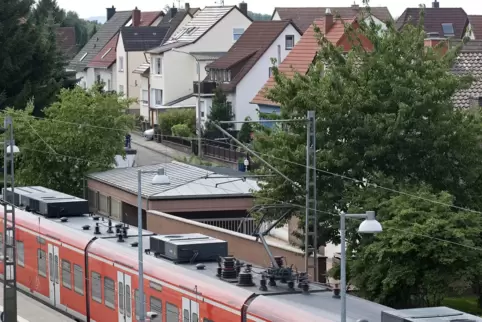 In Kindsbach befinden sich die Häuser häufig recht nahe an der Bahnstrecke.