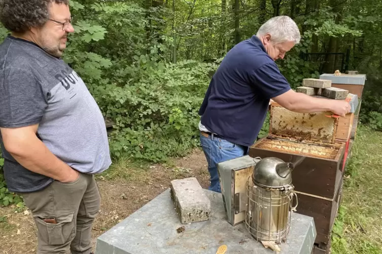 In der metallenen Kanne im Vordergrund f&auml;ngt&rsquo;s an zu rauchen. 