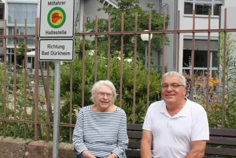 Karin Rosenberger wartet auf eine Mitfahrgelegenheit. Manfred Bühler leistet ihr Gesellschaft