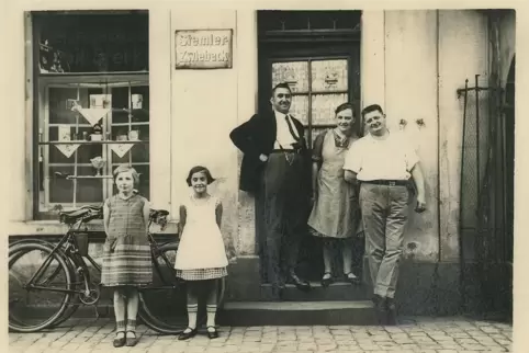 Der Blick zurück: Helge Kranz rückt mit „Fassadengeflüster“ das Gewerbe von früher in den Fokus: hier die Bäckerei Sterk in der 