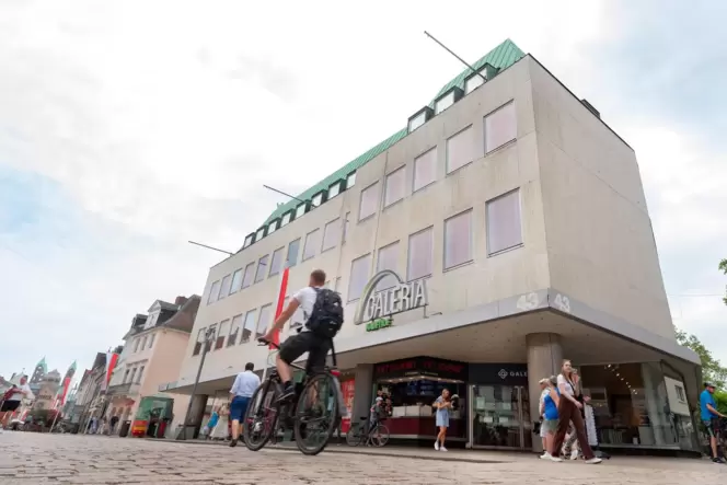 Gerettet: Doch wie geht es konkret weiter mit der Kaufhof-Filiale? Fest steht: Ins Gebäude und in die Präsentation der Waren mus Gerettet: Doch wie geht es konkret weiter mit der Kaufhof-Filiale? Fest steht: Ins Gebäude und in die Präsentation der Waren mus