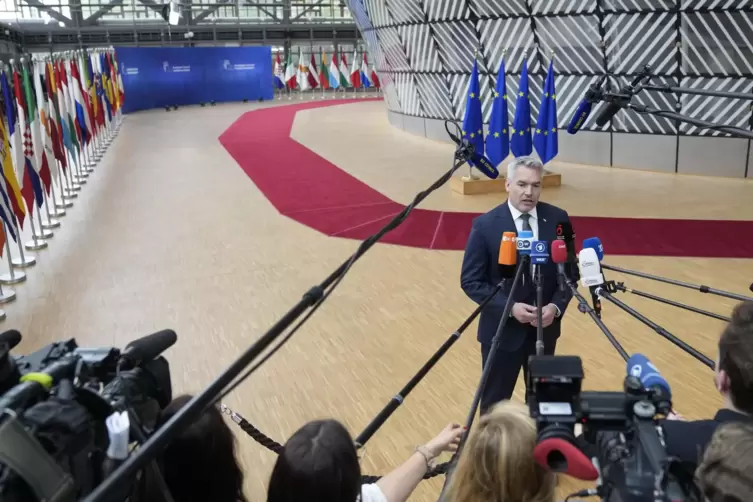Österreichs Bundeskanzler Karl Nehammer spricht sich gegen weitreichende Sicherheitsgarantien für die Ukraine aus.