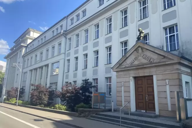 283 Zwangsarbeiter waren in der Schuhfabrik Rheinberger eingesetzt, ein Teil davon wohnte unter dem Dach der Fabrik in der Schac 283 Zwangsarbeiter waren in der Schuhfabrik Rheinberger eingesetzt, ein Teil davon wohnte unter dem Dach der Fabrik in der Schac