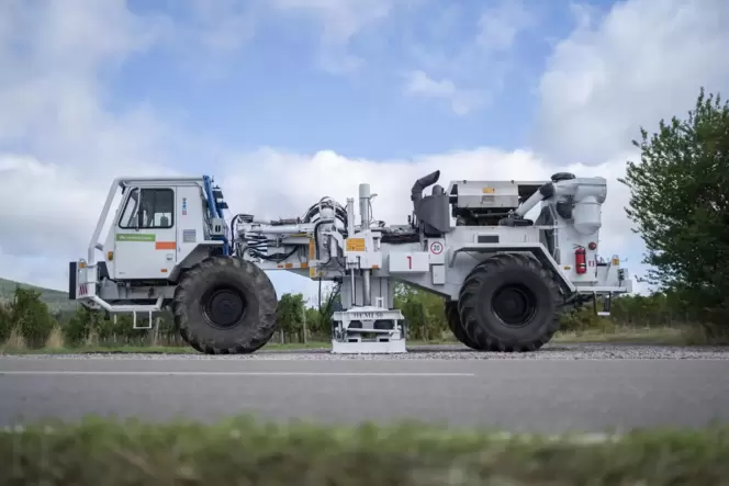 Schweres Gerät: Mit einem 20 Tonnen schweren Vibro-Truck wird der Untergrund untersucht.
