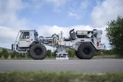 Schweres Gerät: Mit einem 20 Tonnen schweren Vibro-Truck wird der Untergrund untersucht. 