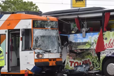 In Mannheim stieß eine Straßenbahn mit einem Reisebus zusammen. 