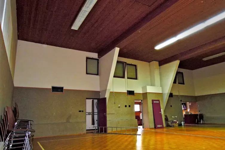 In der Sporthalle wurde fr&uuml;her viel Tischtennis gespielt. Die Thierers fanden beim Entkernen etliche B&auml;lle. 