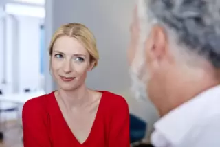 Wenn die Mitarbeiterin dem Chef schöne Auge macht, sollte der Chef klare Signale senden. 