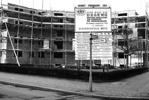Im Rahmen des Notstandsprogramms wird Anfang der 1950er-Jahre in Berlin-Britz ein Wohnblock errichtet, um die Not der vielen obd