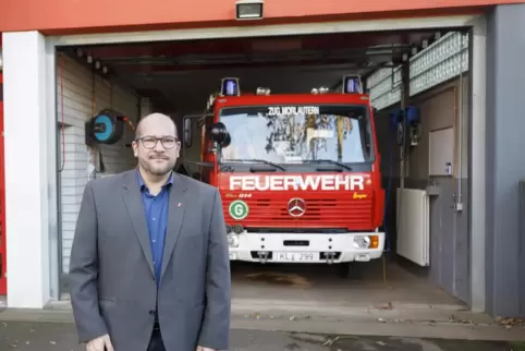 Ortsvorsteher Alexander Lenz sagte schon im Januar 2022 (unser Foto), dass für die zwei neuen Feuerwehrfahrzeuge eine neue Fahrz
