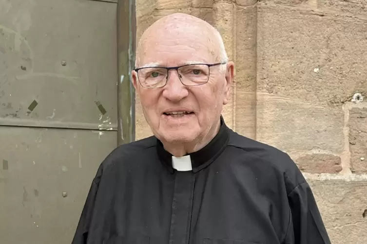 Der 90-jährige Pfarrer Helmut Pflanz feiert das seltene Eiserne Priesterjubiläum. 