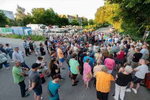 Es gärt: Anwohner wehren sich gegen den Plan, auf eine Fläche (im Hintergrund) in der Butenschönstraße eine weitere Unterkunft f