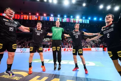 Die deutschen Junioren feiern den Einzug ins Halbfinale.