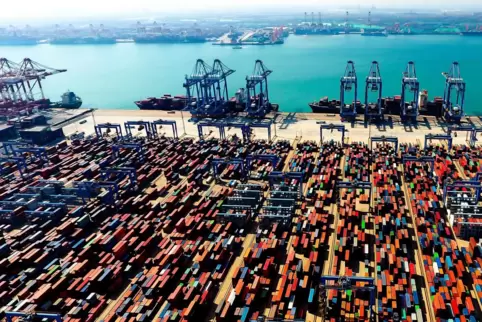 Chinas produzierendes Gewerbe verzeichnet Rückgänge. Blick auf ein Container Terminal in Qingdao.