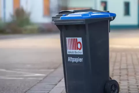 Eine Altpapiertonne und weiterter Papiermüll wurden laut Polizei in Brand gesetzt. 