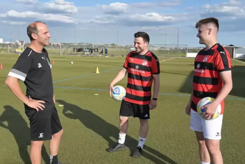 Fehrbachs Spielertrainer Jochen Ellermann (links) mit zwei seiner Neuzugänge: Christoph Subal (Mitte) und Louis Müller.